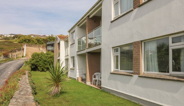 2 EUROPA COURT, pet friendly, country holiday cottage in Mawgan Porth