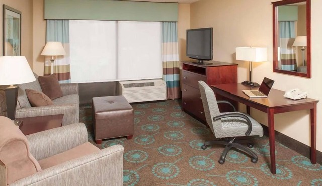 2 Exclusive Suites w/Full Kitchen & Free Breakfast – Great for Extended Stays