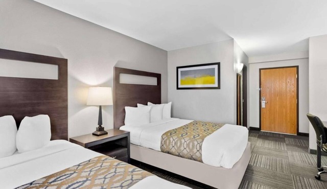 2 Family-Friendly Units Near Downtown Naperville - Free Parking and Breakfast!