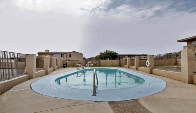 2 Family-Friendly Rooms in San Antonio - Pool , Parking, Easy Access to SeaWorld