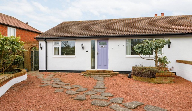 2 FIELDVIEW, pet friendly, country holiday cottage in Sutton-On-Sea