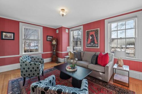 2 Floor 1BR with parking in the Heart of Salem