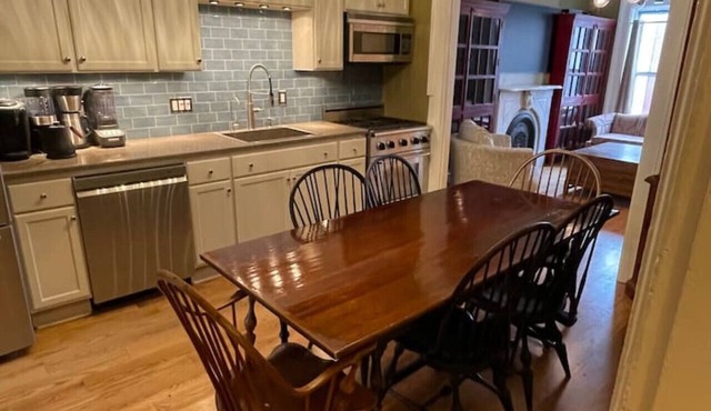 2 floor townhouse w patio & yard, luxury amenities