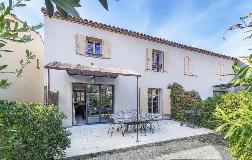 2 Bedroom Lovely Home In Saint-Laurent-De-La-Ca