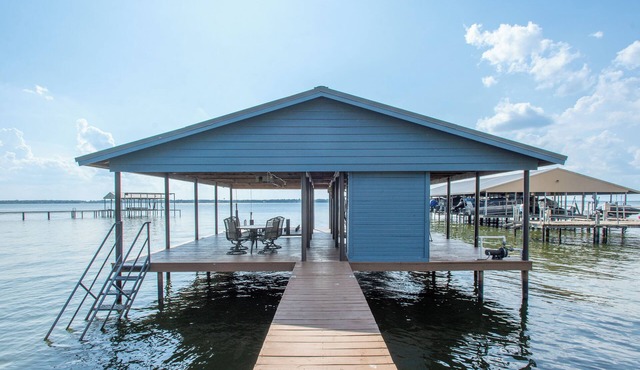 2 Free Kayaks! Gorgeous Home with Great Lakefront Outdoor Space