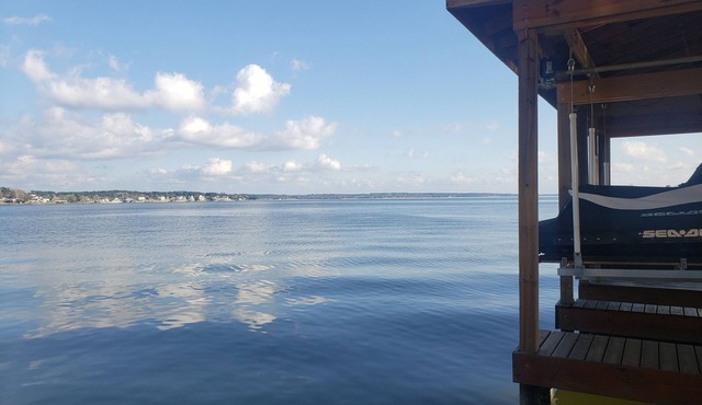 2 Free Kayaks, Newly renovated home with huge patio space to relax!