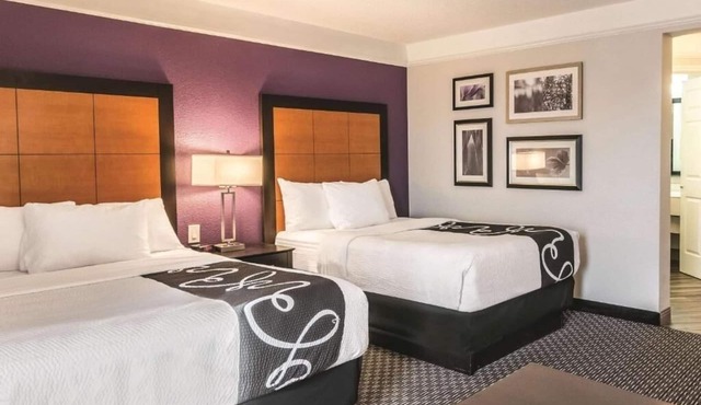 2 Full Beds | La Quinta Orlando | Free Breakfast | Ideal for Families