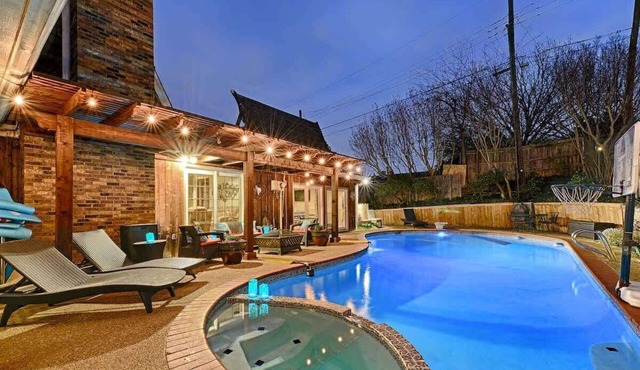 2 Game rooms, Hot tub, Heated Pool, much More!
