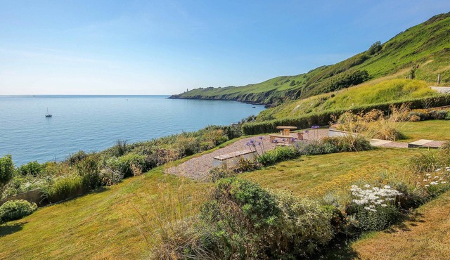 2 GARDEN APARTMENT, family friendly, with pool in Hallsands