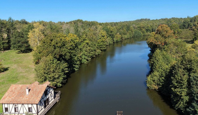 2-gîte estate on the edge of a private lake in the Dordogne