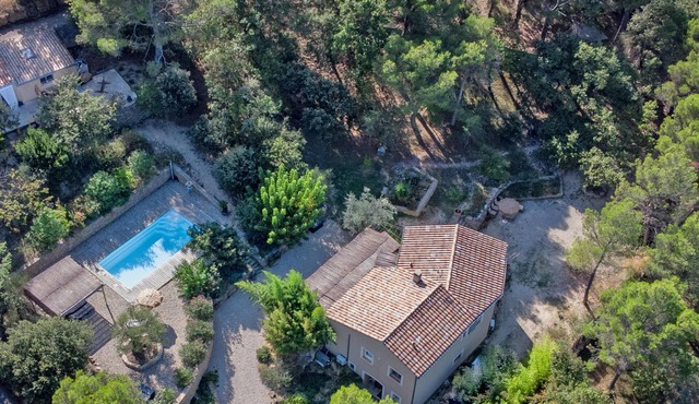 2 gîtes with airco and heated pool 1km from Faucon