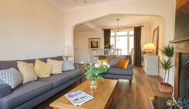 2 GLADSTONE AVENUE, family friendly, with a garden in Melton Mowbray