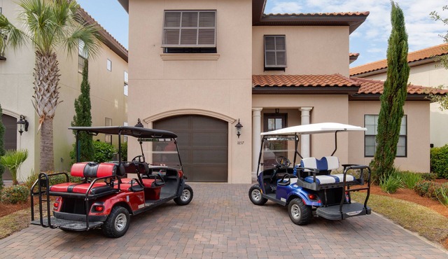 2 Golf Carts ~ Two Living Areas ~ Spacious Kitchen