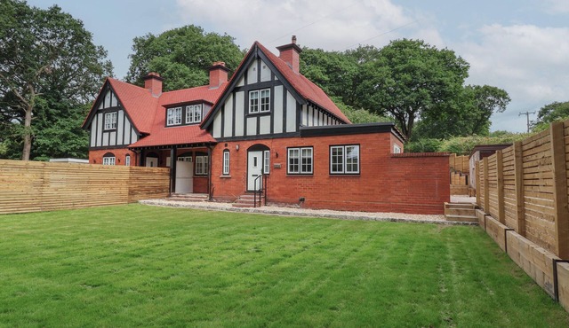 2 GOLF LINKS COTTAGES, pet friendly, with a garden in Norley