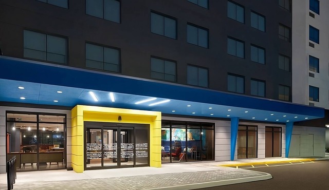 2 Gorgeous Units, Parking, Near Sheridan Square Shopping Center! Free Breakfast