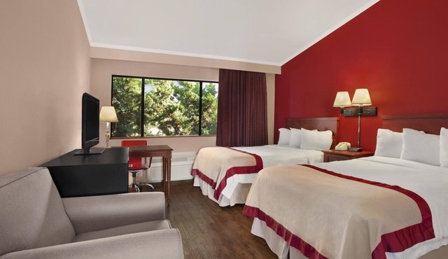 2 Great Units for Families! Pool, Parking, Near Attractions
