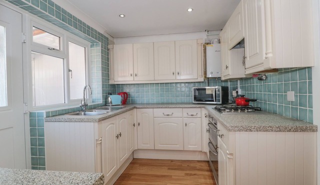 2 GREEN CLOSE, pet friendly, character holiday cottage in Lyndhurst