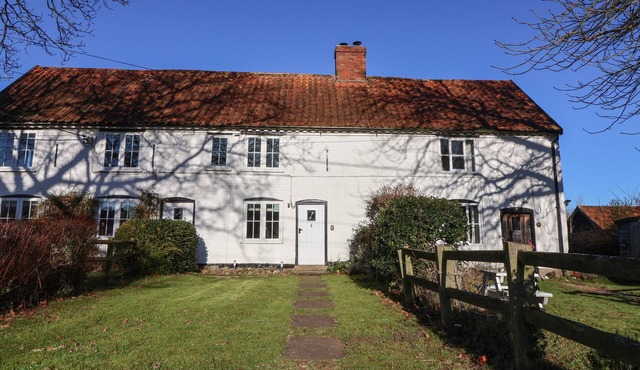 2 GREENSLEEVES, pet friendly, with open fire in Friston