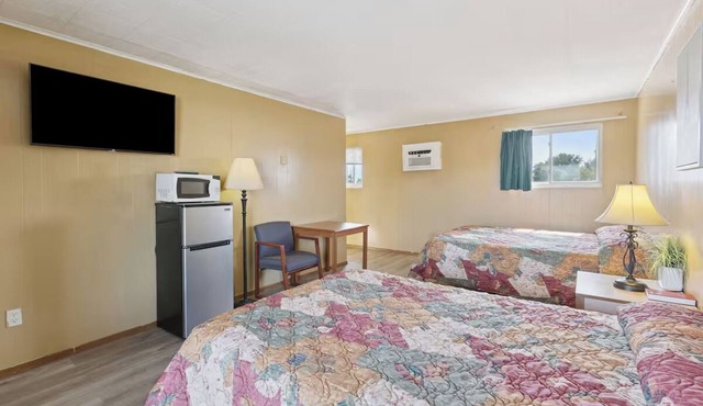 2 Group-Friendly Stays w/Comfortable Beds Near Local Zoo, w/Free Parking