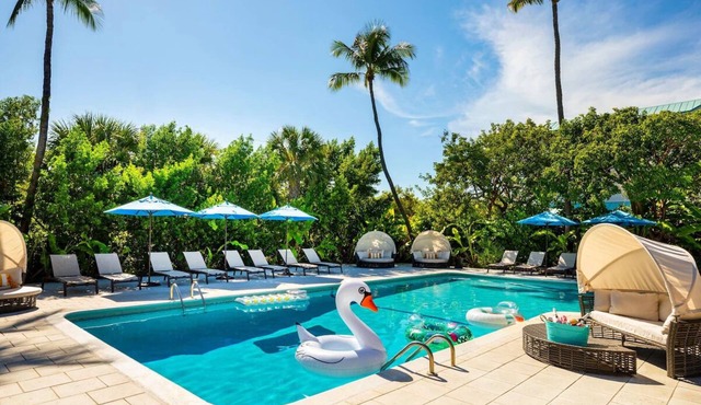 2 Guest Room, 2 Queens, Marina View, Balcony, Free Parking & Pet Friendly