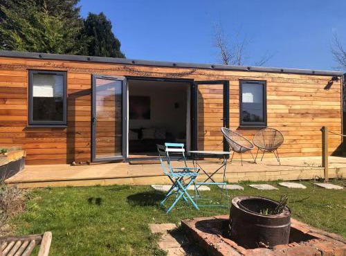 2 Guests - Garden Retreat with Balcony Views