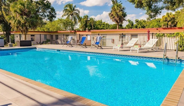 #2 Heated Pool, Private Patio & Grill, 1BR+sunroom