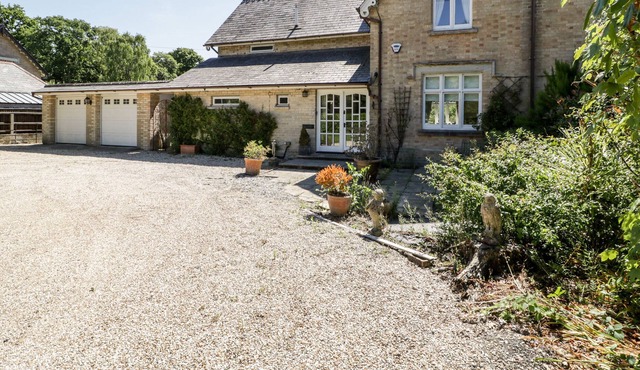 2 HEATH COTTAGES, pet friendly, with open fire in Sandford, Dorset