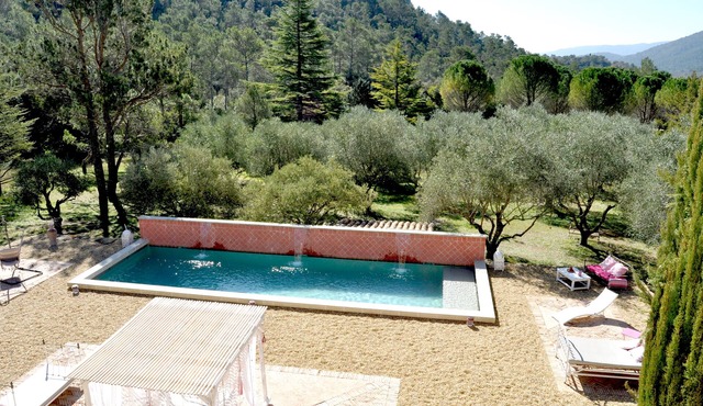 2-hectare estate in Provence with large heated swimming pool for 7 people.