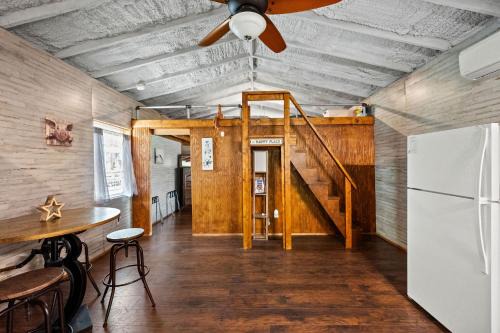 2 Hico Glamping Farm Animals Campfire near Glen Rose by Vacation Your Way