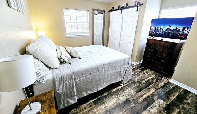 2 Homes! 6 BR 5BA! Swimming pool! Private Hot Tub! Pool Table! Basketball Hoop!