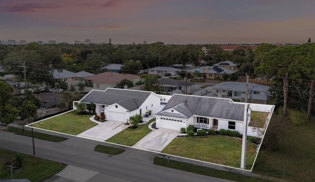 2 Homes 6 Rooms w/Pool (Bay Bliss & Waldemere)