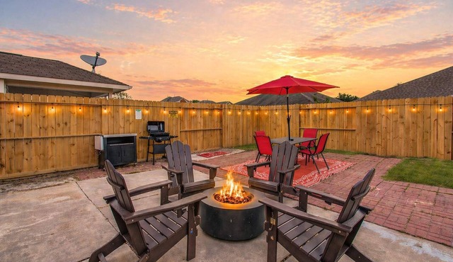 2 Homes 8BR (sleeps 18) Game Room & Backyards