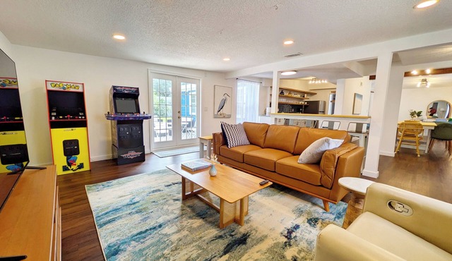 2 homes for 1 - Arcade, Firepit, Patio - Main house & Lrg guest house included!