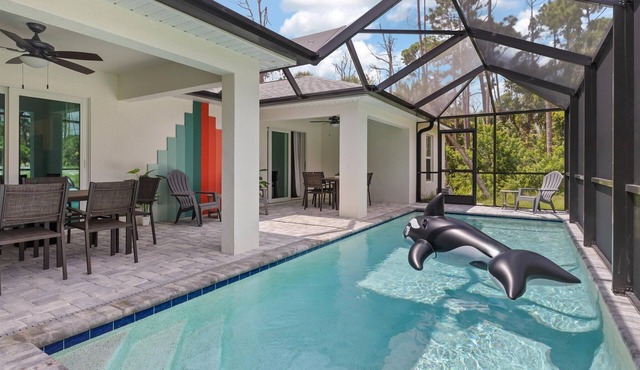 2 homes in 1! Ideal for several families! 6bdrms. 10 beds! Heated pool sleeps 12