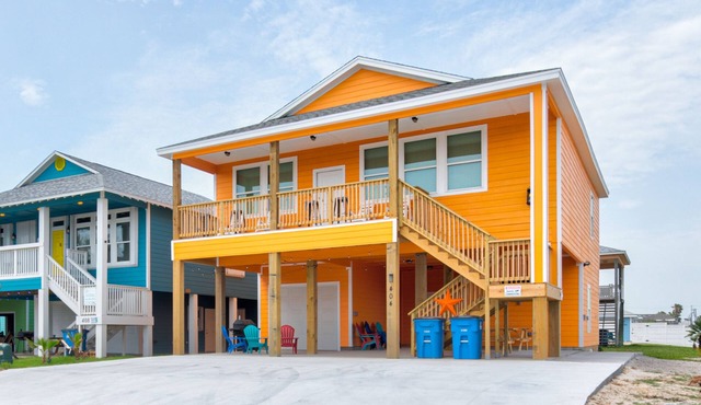 2 Homes- Perfect location for large families or groups. Pool, Walk to BEACH