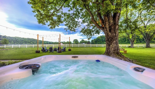 2 Hot Tubs, Firepit, Gameroom, 4mi to Buffalo Trace