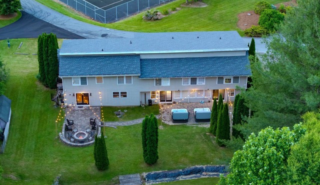 2 Hot Tubs, Pool, Fire Pit, 9 Ensuite Bathrooms, Game Room, Trails, Sleeps 25!