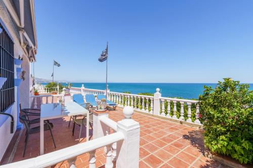 2 House in front of the sea