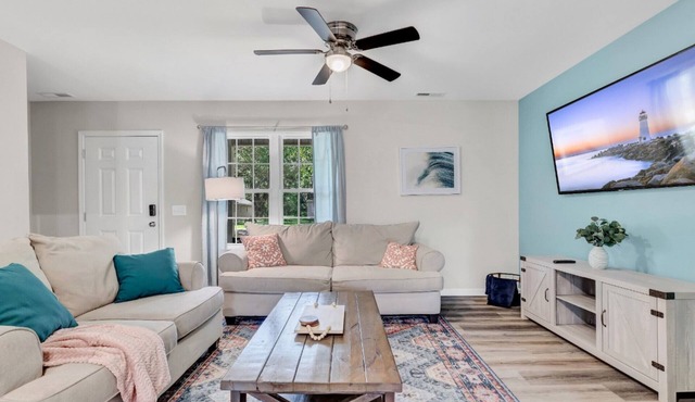 2 houses 1 mile to UNCW 4 miles to beach Grill Patio Pet friendly Parking
