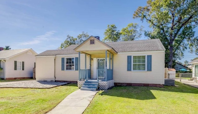 2 houses, 10 mins to Airport & Downtown