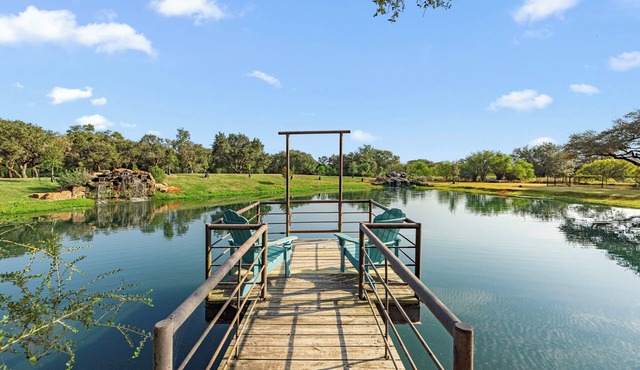 2 houses/5+bedrooms! Party Barn with games! Stocked Pond! On 5 acers-Sleeps 17