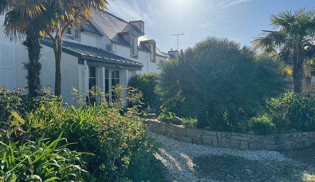 2 houses and a garden, 50 meters from the port, close to the grocery store