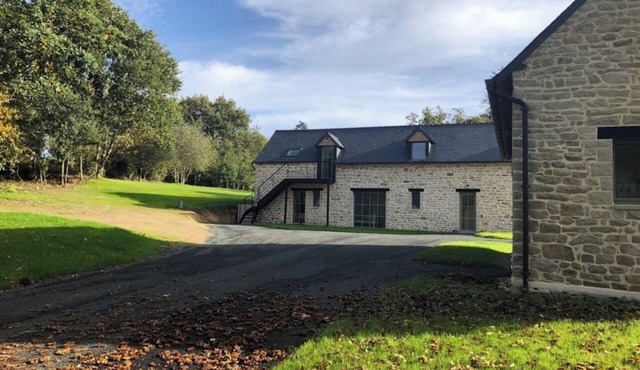 2 houses and heated pool between sea and countryside