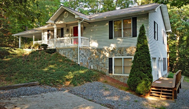 2 houses in one/Great for multi family grps. King suite. Walk to Lake Junaluska