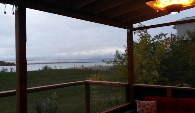 2 hrs from Winnipeg Lakefront Vacation Rental Cottage