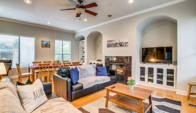 2 Huge Townhouses in Oak Lawn PERFECT for groups
