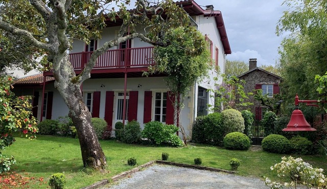 2 independent houses with heated pool, small view of the Basin. 7 bedrooms.