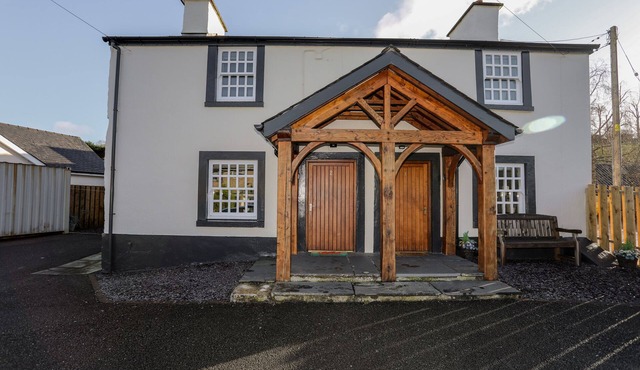 2 IVY HOUSE, pet friendly, character holiday cottage in Corwen