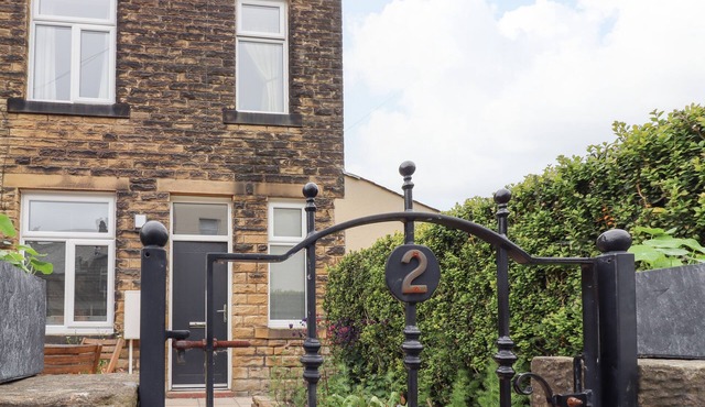 2 JAMES STREET, pet friendly, character holiday cottage in Oakworth