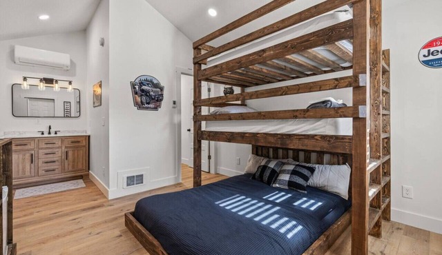 #2 Jeep Cabin! Newly Remodeled! AC! Sleeps 4!